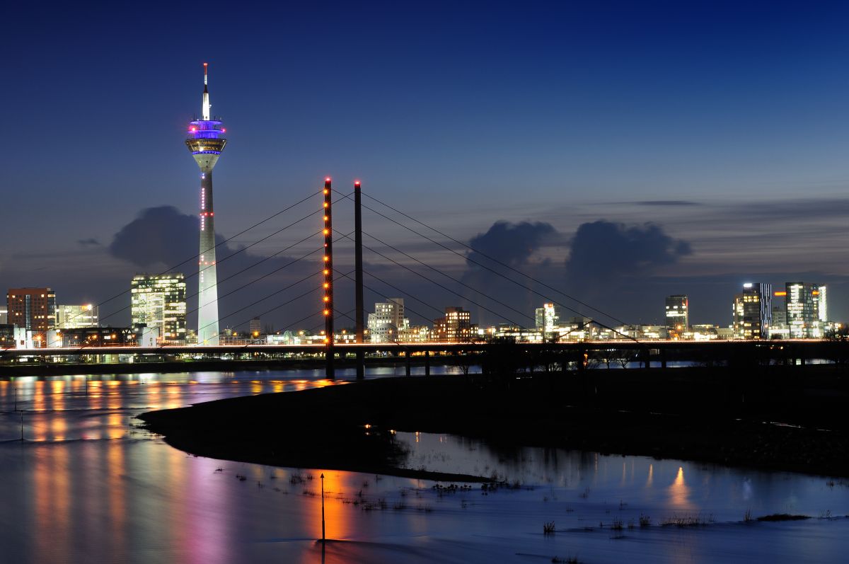 Wunderschönes Düsseldorf - Ein Blick auf die Rheinbrücke bei Nacht!